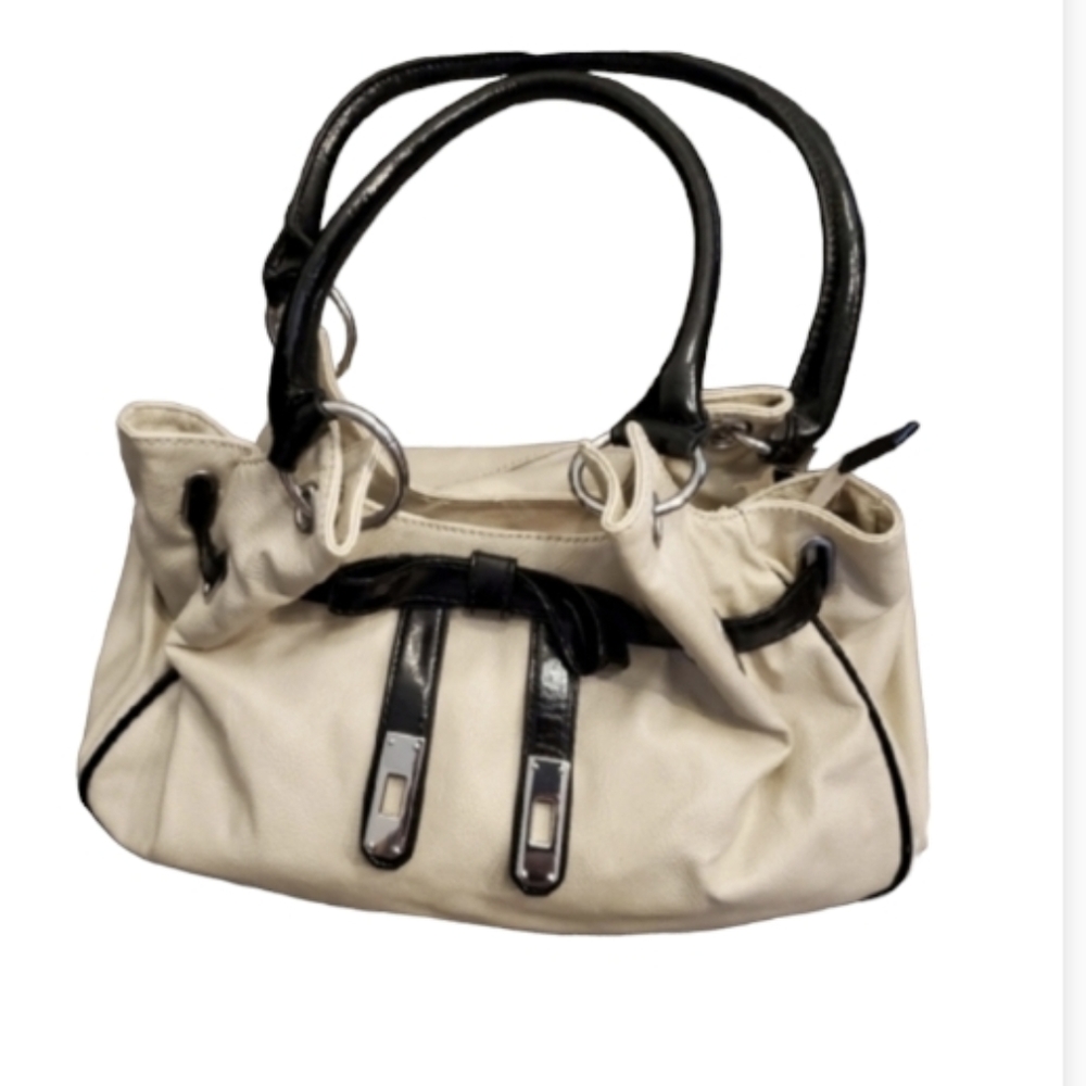 3x🥳H.P.🥳Call it spring ivory purse with black accen